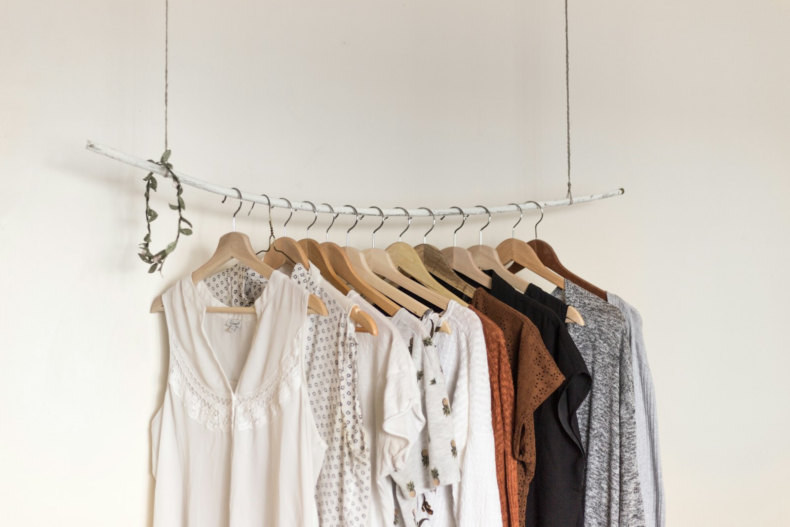 Detalle editorial de moda en tonos naturales